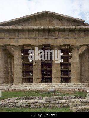 L'art grec Magna Grecia. L'Italie. Paestum. Temple de Neptune, effectivement consacrée à la déesse Héra. Construit autour de 450-460 BC. De style dorique. L'avant. Banque D'Images