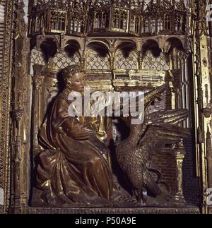 SAN JUAN EVANGELISTA. Apóstol y uno de los cuatro evangelistas. Llamado 'el águila de Patmos". Escultura en madera de 'San Juan Evangelista JUNTO AL AGUILA TETRAMORFO'. Detalle de la predela del autel Mayor de la Collégiale de Santa Juliana. Santillana del Mar Cantabrie. España. Banque D'Images