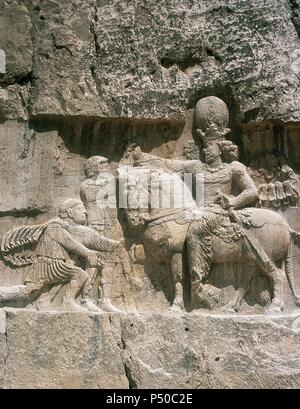 L'Iran. Naqsh-e-Rustam. Nécropole. De l'époque sassanide. Le triomphe de Shapur I (241-272) (à cheval). La victoire de Shapur sur Valérien empereurs romains (à genoux) et Philippe l'Arabe. Banque D'Images