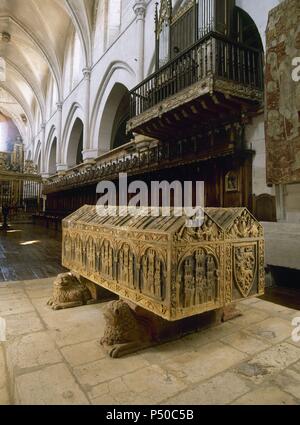 ALFONSO VIII (Soria, 1155-Gutierremuñoz, 1214). Rey de Castilla (1158-1214), hijo de Sancho III y Blanca de Navarra. LEONOR DE PLANTAGENET (1162-1214), princesa de Inglaterra. SARCOFAGOS EN PIEDRA DE LOS REYES. Se encuentran en una de las CAPILLAS situadas en el abside de la Iglesia del Monasterio de las Huelgas. BURGOS. Banque D'Images