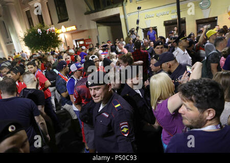 La police russe l'Angleterre et séparé des fans de Panama à Nijni-Novgorod en avant de leur match de dimanche, à la Coupe du Monde de la FIFA 2018 en Russie. Banque D'Images