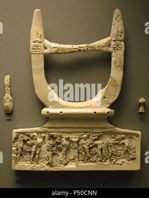 L'art mycénien Llyre d'ivoire avec des sculptures décoratives à la base c'était le son fort. Musée Archéologique National. Athènes. La Grèce. Banque D'Images