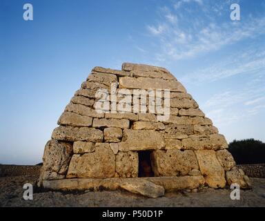 ARTE PREHISTORICO-EDAD METALES. EDAD DEL BRONCE. NAVETA DES TUDONS. Edificio de planta de herradura y forma de nave invertida, posiblemente de funcionalidad funeraria. CULTURA MEGALITICA. Alrededores de Ciutadella. Minorque. Islas Baleares. España. Banque D'Images
