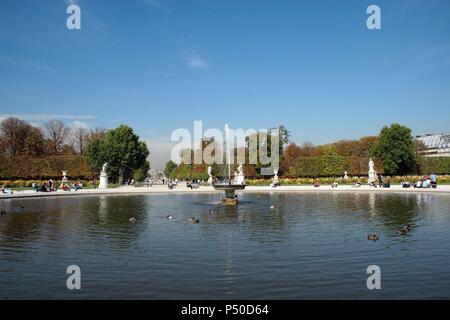 Le jardin de l'Tullerias (Tuileries). Vue sur un petit lac. Paris. Francia. L'Europe. Banque D'Images