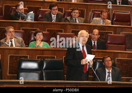 MIGUEL ANGEL MORATINOS CUYAUBE 81951). Político y diplomático español, miembro del Partido Socialista Obrero Español (PSOE). Desde el 2004 Ministro de Asuntos Exteriores y de Cooperación. Miguel Angel Moratinos realizando una intervención en el interior del Congreso de los Diputados. Fotografía del 2005. (Gobiernos José Luis Rodríguez Zapatero). España. Banque D'Images