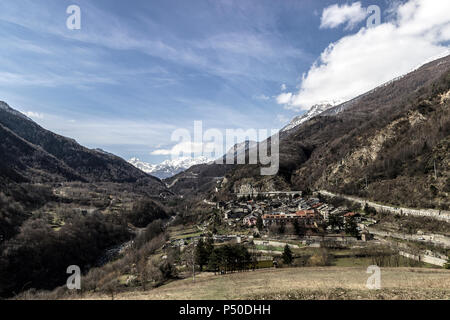 La ville d'Exilles en Valsusa valley Banque D'Images