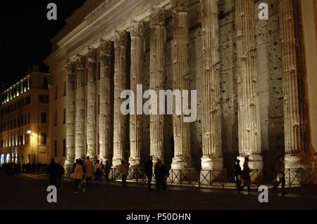 L'Italie. Rome. Temple d'Hadrien ou Hadrianeum. Construit par Antonin le Pieux en 145. Intégrée à un bâtiment plus tard. Avec Colonnade colonnes corinthiennes. Piazza di Pietra (Piazza de Pierre). Vue de nuit. Banque D'Images