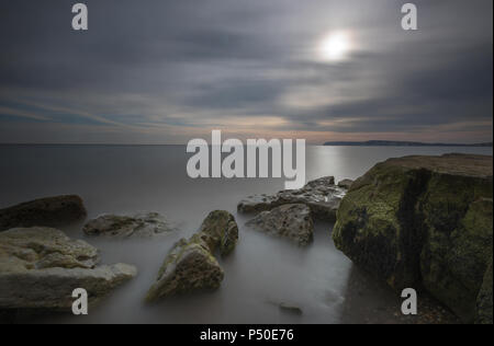 Une belle atmosphère et l'île de Wight seascape ou coucher de soleil sur la mer à Compton Bay près de freshwater bay.. Banque D'Images