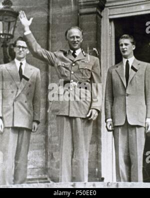 Leopoldo III de Belgique (1901-1983). Roi des Belges à partir de 1934-1951. Photo : Leopoldo salutation le jour de son retour en Belgique, avec ses fils, les Princes Baudouin et Albert. Banque D'Images