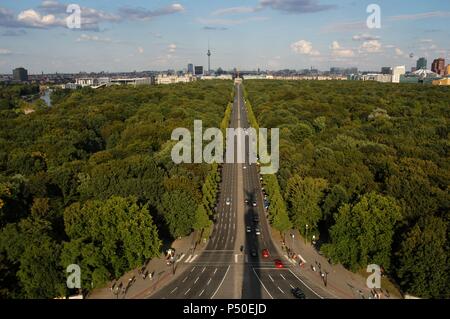 ALEMANIA. BERLIN. Panorámica de la Avenida 17 de junio (hacia el este), que atraviesa el Parque de Tiergarten. Banque D'Images