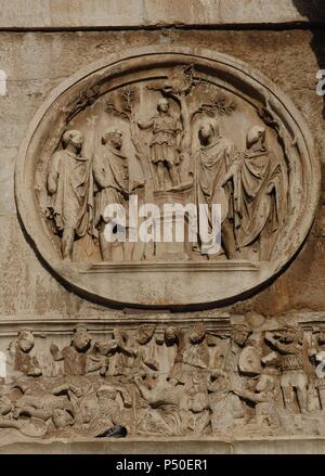 L'Italie. Rome. Arc de Constantin. 4ème siècle. Érigée par le Sénat en l'honneur de l'empereur Constantin, après sa victoire sur Maxence lors de la bataille de pont Milvius (312). Relief représentant circulaire sacrifice à Diana. Détail. Banque D'Images