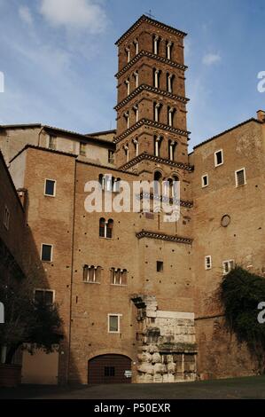 L'Italie. Rome. Basilique des Saints Jean et Paul. Bell Tower. 11e siècle. Dans la base il y a les vestiges du temple romain de Divus Claudius, 1er siècle de notre ère. Banque D'Images