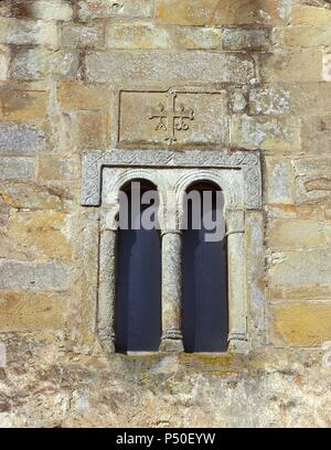 L'art pré-roman de l'Espagne. Les Asturies. Église du Saint Sauveur de Valdedios. Est connu sous le nom de Chapelle des Évêques. Consacrée en 893. Fenêtre. Banque D'Images