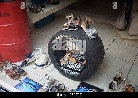 24 heures d'origine des pneus de voiture de course utilisé ici dans un magasin de chaussures Le Mans afficher la fenêtre au cours de la 2018 24 heures du Mans week-end Banque D'Images