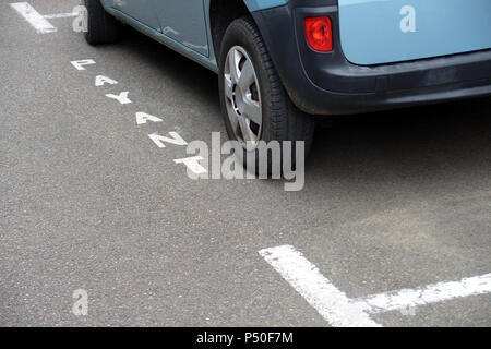 Voiture en stationnement sur rue gratuit pour les voitures dans la vieille ville du Mans Banque D'Images