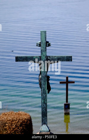 Croix du Souvenir pour le roi Louis II de Bavière à l'endroit de sa mort, Berg, le Lac de Starnberg. Banque D'Images