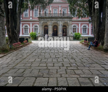 Petropolis, Rio de Janeiro, Brésil - 17 mai 2018 : les gens discutent et se détendre en face de l'entrée du musée impérial. Banque D'Images