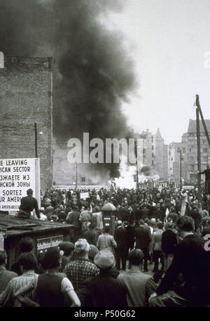 République démocratique allemande. 17 juin, 1953. Un mécontentement croissant en raison du système socialiste établi. La photographie du secteur soviétique de Berlin prises du secteur américain pendant le soulèvement. Banque D'Images