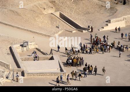 L'Égypte. Vallée des Rois. Les touristes visitant les tombes. Nouveau Royaume. Banque D'Images