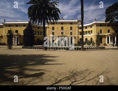 ARTE S. XX. ESPAÑA. PALACIO REAL DE PEDRALBES. Entre 1919 y 1929 Construído sobre un terreno de la familia Güell. Está rodeado de unos jardines creados por Nicolau Rubió y Tuduri (1891-1981). Vista de la FACHADA. Barcelone. Cataluña. Banque D'Images