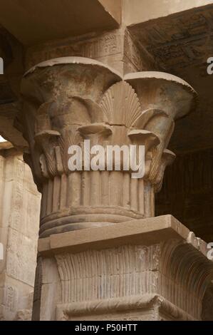 Vallée des artisans. Ruines de Set Maât's settlement, accueil aux artisans qui ont travaillé sur les tombes de la Vallée des Rois au cours de la 18e à la 20e dynasties. Temple d'Hathor et Maat construit en époque ptolémaïque. Vue de l'intérieur. Capital. Nouveau Royaume. Deir el-Médineh. L'Égypte. Banque D'Images