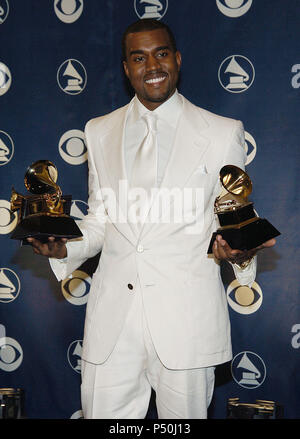 Kanye West backstage à la 47e cérémonie annuelle de remise des prix Grammy à la base de l'Centerin Los Angeles. 13 février 2005. - 12-WestKanye 181.jpg12-WestKanye 181 cas à Hollywood Life - Californie, Red Carpet Event, USA, Cinéma, Célébrités, photographie, Bestof, Arts, Culture et divertissement, Célébrités, Mode Topix Meilleur de Hollywood, la vie, événement dans la vie d'Hollywood, Californie - une remise de trophée, backstage, cinéma, télévision, célébrités, célébrités de la musique, Topix Bestof, Arts, Culture et loisirs, photographie, tsuni@Gamma-USA.com , Tsuni enquête de crédit / USA, Banque D'Images