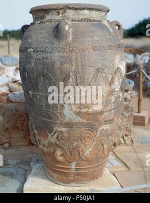 La Grèce. Creta. Le Palais de Malia. L'Âge du Bronze. Sur le côté nord de la cour étaient des pièces de stockage avec faïence géant pithos pots, jusqu'à deux mètres de hauteur. Ces valeurs ont été utilisées pour la tenue de grain, l'huile d'olive et d'autres liquides. Détail Pithos. La civilisation minoenne. Banque D'Images