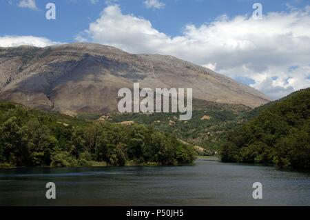 République d'Albanie. Saranda. Lac dans le domaine de la source Blue Eye. Banque D'Images