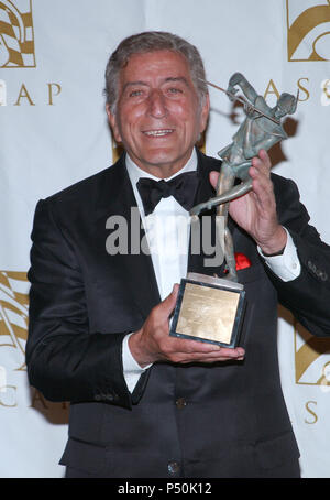 Tony Bennett a été honoré lors de la 19e édition l'ASCAP pop Music Awards au Beverly Hilton de Los Angeles. Le 20 mai 2002. - JpgBennettTony BennettTony02.02 Événement dans la vie d'Hollywood, Californie - Red Carpet Event, USA, Cinéma, Célébrités, photographie, Bestof, Arts, Culture et divertissement, Célébrités, Mode Topix Meilleur de Hollywood, la vie, événement dans la vie d'Hollywood, Californie - une remise de trophée, backstage, cinéma, télévision, célébrités, célébrités de la musique, Topix Bestof, Arts, Culture et divertissement, la photographie, l'enquête de crédit / tsuni@Gamma-USA.com , Tsuni Banque D'Images