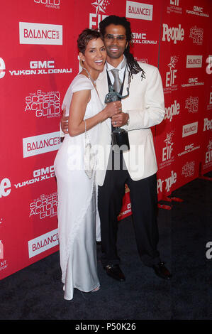 Halle Berry et son mari Eric Benet qui arrivent à l'écran Guilde Acteur Post-Awards Gala parrain par thr industrie du divertissement et de la Fondation People Magazine au Shrine Auditorium à Los Angeles. 10 mars, 2002. - BerryHalle BenetEric jpgBerryHalle BenetEric01.01 Événement dans la vie d'Hollywood, Californie - Red Carpet Event, USA, Cinéma, Célébrités, photographie, Bestof, Arts, Culture et divertissement, Célébrités, Mode Topix Meilleur de Hollywood, la vie, événement dans la vie d'Hollywood, Californie - une remise de trophée, backstage, cinéma, télévision, Célébrités Musique cel Banque D'Images