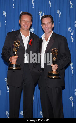 Mark Burnett, gauche, producteur exécutif, et Jeff Probst, l'animateur de "survivant", avec Emmy pour son émission (la réalité) au 2001 Creative Arts Emmy Awards au Pasadena Civic Auditorium à Los Angeles Samedi, 8 septembre 2001. - BurnettMark ProbstJeff jpgBurnettMark ProbstJeff01.01 Événement dans la vie d'Hollywood, Californie - Red Carpet Event, USA, Cinéma, Célébrités, photographie, Bestof, Arts, Culture et divertissement, Célébrités, Mode Topix Meilleur de Hollywood, la vie, événement dans la vie d'Hollywood, Californie - trophée backstage, une remise de prix, film celebriti Banque D'Images