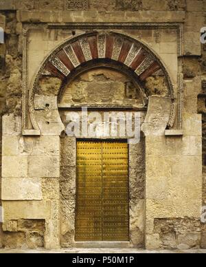 L'Espagne. Califat de Cordoue. Les omeyyades. Grande Mosquée de Cordoue. 8e siècle. Construit en 780 par Abd ar-Ramhan I (756-188). Entrée dans le mur occidental. Al-Wuzara Bat (portail des Vizirs) ou la porte. Banque D'Images