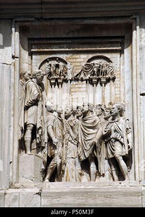 L'art romain Arc de Constantin. De Triomphe érigé au 4ème siècle (315) par le Sénat en l'honneur de l'empereur Constantin, après sa victoire sur Maxence lors de la bataille de pont Milvius (312). Le soulagement. Rome. L'Italie. Banque D'Images