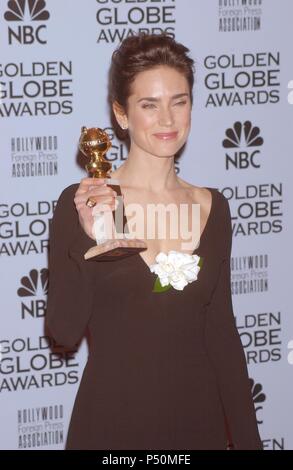 Jennifer Connolly avec son prix de la Meilleure interprétation féminine dans un rôle de soutien dans les coulisses du cinéma 2002 GOLDEN GLOBE AWARDS au Beverly Hills Hilton à Beverly Hills, CA, dimanche 20 janvier 2002. - JpgConnellyJennifer ConnellyJennifer04.04 Événement dans la vie d'Hollywood, Californie - Red Carpet Event, USA, Cinéma, Célébrités, photographie, Bestof, Arts, Culture et divertissement, Célébrités, Mode Topix Meilleur de Hollywood, la vie, événement dans la vie d'Hollywood, Californie - une remise de trophée, backstage, cinéma, télévision, musique célébrités cele Banque D'Images