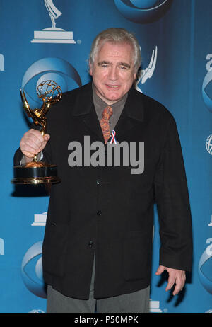 Brian Cox avec Emmy pour Suporting acteur dans une minisérie ou un film pour "Nuremberg,' à la 53e Primetime Emmy Awards au Shubert Theatre de Los Angeles Dimanche, Novembre 4,2001. - JpgCoxBrian CoxBrian01.01 Événement dans la vie d'Hollywood, Californie - Red Carpet Event, USA, Cinéma, Célébrités, photographie, Bestof, Arts, Culture et divertissement, Célébrités, Mode Topix Meilleur de Hollywood, la vie, événement dans la vie d'Hollywood, Californie - une remise de trophée, backstage, cinéma, télévision, célébrités, célébrités de la musique, Topix Bestof, Arts, Culture et divertissement, Photograp Banque D'Images