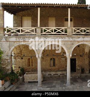 La Grèce. Mystras. La Cathédrale ou Église métropolitaine d'Aghios Dhimitrios. A été construit par la première règle Paleologue entre 1270 et 1292 et est la plus ancienne des églises de Mystras. La basilique a été modifiée au 15ème siècle. Cour intérieure. Banque D'Images