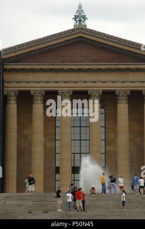 United States. La Pennsylvanie. Philadelphia Museum of Art les gens sur l'escalier, connu pour film Rocky. Banque D'Images