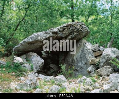 ARTE PREHISTORICO. NEOLITICO. ESPAÑA. CULTURA MEGALITICA. MEDIANO NEOLITICO. 'DOLMEN DE LA PEDRACABANA" (759 m. l'altura) Sepulcro megalítico muy frecuente en Cataluña. Simple Dólmen compuesto por dos o más losas laterales y una gran losa que hace de las. Valle del Cabó (derecha del río Segre). Comarca del l'Alt Urgell. Provincia de Lleida. Cataluña. Banque D'Images