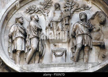 L'art romain Arc de Constantin. De Triomphe érigé au 4ème siècle (315) par le Sénat en l'honneur de l'empereur Constantin, après sa victoire sur Maxence lors de la bataille de pont Milvius (312). Le soulagement. Rome. L'Italie. Banque D'Images