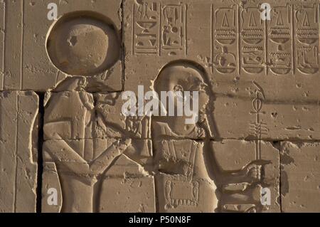 Relief représentant la déesse Tefnout (déesse lionne) et le dieu Ptah. Détail. Ramesseum. 19 dynastie. Nouveau Royaume. Nécropole de Thèbes. Vallée des rois. L'Égypte. Banque D'Images