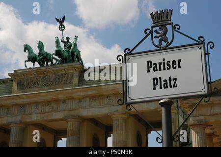 L'Allemagne. Berlin. Porte de Brandebourg, construit entre 1788 et 1791 par Carl Langhans dans un style classique. Couronné par le Quadrige de la Victoire (1793). Elle a été commandée par le roi Frédéric-Guillaume II de Prusse. Banque D'Images