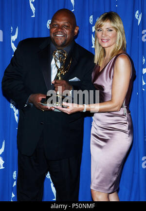Charles Dutton et Kim Cattrall au Creative Arts Awards 2003 (The Creative Emmy's) au Shrine Auditorium à Los Angeles. 13 septembre, 2003. - DuttonCharles  jpgDuttonCharles CattrallKim66.CattrallKim66 Événement dans la vie d'Hollywood, Californie - Red Carpet Event, USA, Cinéma, Célébrités, photographie, Bestof, Arts, Culture et divertissement, Célébrités, Mode Topix Meilleur de Hollywood, la vie, événement dans la vie d'Hollywood, Californie - une remise de trophée, backstage, cinéma, télévision, célébrités, célébrités de la musique, Topix Bestof, Arts, Culture et divertissement, Photo Banque D'Images