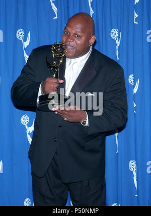Charles Dutton au backstage 2002 Creative Arts Emmy Awards au Shrine Auditorium à Los Angeles. 14 septembre, 2002. - JpgDuttonCharles DuttonCharles52.52 Événement dans la vie d'Hollywood, Californie - Red Carpet Event, USA, Cinéma, Célébrités, photographie, Bestof, Arts, Culture et divertissement, Célébrités, Mode Topix Meilleur de Hollywood, la vie, événement dans la vie d'Hollywood, Californie - une remise de trophée, backstage, cinéma, télévision, célébrités, célébrités de la musique, Topix Bestof, Arts, Culture et divertissement, la photographie, l'enquête de crédit , tsuni@Gamma-USA.com Banque D'Images