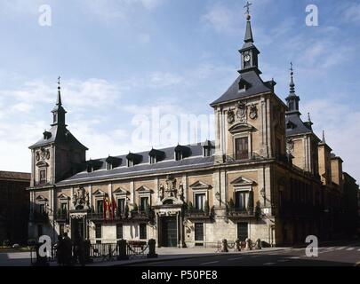 AYUNTAMIENTO DE MADRID. Vista de la Fachada principal del Edificio, iniciado en 1644 bajo la dirección de Juan Gómez de Mora. Un continuaron su muerte las obras varios arquitectos, entre ellos Juan de Villanueva. España. Banque D'Images