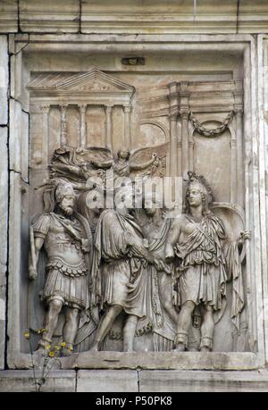 L'art romain Arc de Constantin. De Triomphe érigé au 4ème siècle (315) par le Sénat en l'honneur de l'empereur Constantin, après sa victoire sur Maxence lors de la bataille de pont Milvius (312). Le soulagement. Rome. L'Italie. Banque D'Images