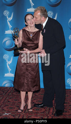 Patricia Heaton obtient un baiser de son mari David Hunt à la 53e Primetime Emmy Awards au Shubert Theatre de Los Angeles Dimanche, Novembre 4,2001. Elle a gagné Emmmy pour actrice principale dans une série comique pour "tout le monde aime Raymond - HeatonPatricia .' HuntD02.jpgHeatonPatricia HuntD02 Événement dans la vie d'Hollywood, Californie - Red Carpet Event, USA, Cinéma, Célébrités, photographie, Bestof, Arts, Culture et divertissement, Célébrités, Mode Topix Meilleur de Hollywood, la vie, événement dans la vie d'Hollywood, Californie - une remise de trophée, backstage, cinéma, télévision, Célébrités Mu Banque D'Images