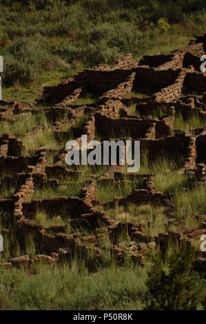 United States. Bandelier National Monument. Tyuonyi. Pueblo Indian settlement dans le Canyon Frijoles. État de New Mexico. Banque D'Images