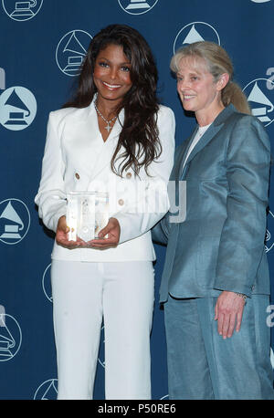 Janet Jackson a été honoré par l'A.L. Le chapitre de l'Académie de l'enregistrement de la présentation de la remise des Prix du Gouverneur 2002. L'événement a été au Beverly Hills Hotel à Los Angeles. Le 20 juin 2002. - JacksonJanet.   jpgJacksonJanet.10...10 événement dans la vie d'Hollywood, Californie - Red Carpet Event, USA, Cinéma, Célébrités, photographie, Bestof, Arts, Culture et divertissement, Célébrités, Mode Topix Meilleur de Hollywood, la vie, événement dans la vie d'Hollywood, Californie - une remise de trophée, backstage, cinéma, télévision, célébrités, célébrités Musique Bestof, Topix, Arts, Culture et Entertainmen Banque D'Images