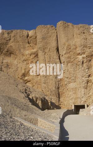 Vallée des Rois. Sur les murs sont sculptés des tombes de pharaons du Nouvel Empire. Entrée de la tombe du pharaon Aménophis II. L'Égypte. Banque D'Images