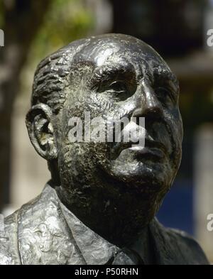 Alvaro CUNQUEIRO, (Mondoñedo, 1911-Madrid, 1981). Escritor español. Entre sus obras se encuentran 'Mar ao norde' (1932), 'Cantiga nova que se chama Dena' (1934), 'Merlín e família' (1955) 'y Un hombre que se parecía une Orestie' (1968). Detalle de la ESTATUA DE CUNQUEIRO SEDENTE (1991) situado en la Plaza de la Catedral. MONDOÑEDO. Provincia de Lugo. La Galice. España. Banque D'Images